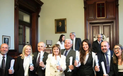 ENTREGA DE DIPLOMAS A LOS SENADORES