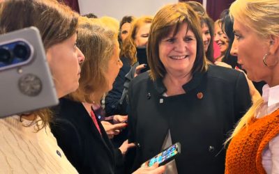 RECORRIENDO LA CIUDAD CON UN ENORME GRUPO DE MUJERES EMPRENDEDORAS.